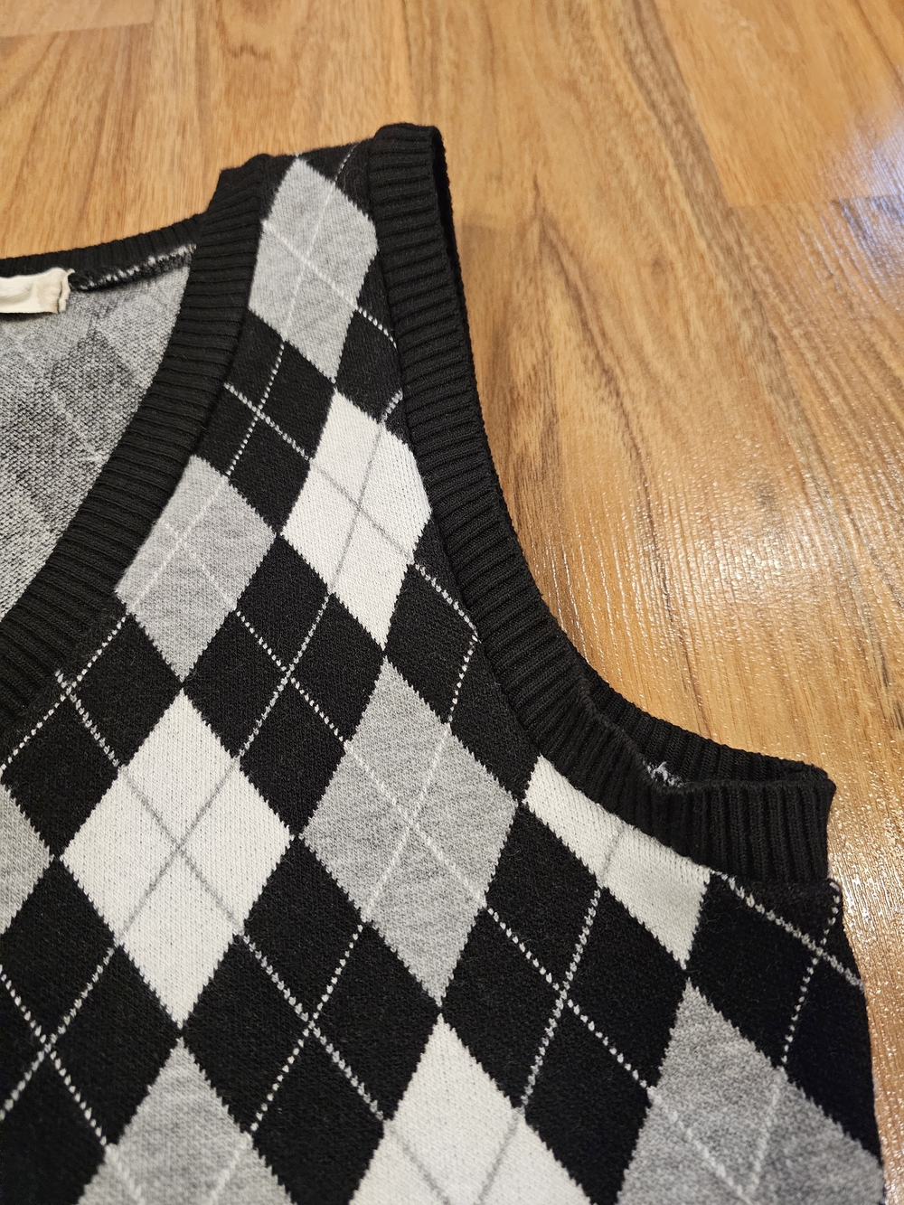 Cropped Black and Gray Argyle Knit V-Neck Sweater Vest Women's Small - Picture 10 of 11